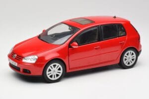 Volkswagen Golf Mk5 4-Door Tornado Rouge Bburago 1:18 GOLF001 Métal Moulé