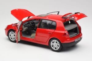 Volkswagen Golf Mk5 4-Door Tornado Rouge Bburago 1:18 GOLF001 Métal Moulé — image 5 sur 8