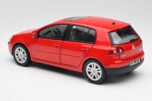 Volkswagen Golf Mk5 4-Door Tornado Rouge Bburago 1:18 GOLF001 Métal Moulé — image 7 sur 8