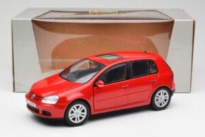 Volkswagen Golf Mk5 4-Door Tornado Rouge Bburago 1:18 GOLF001 Métal Moulé — image 8 sur 8