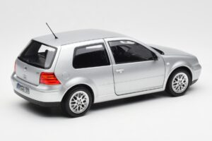 Volkswagen Golf Mk5 GTI Argent Norev 1:18 188570 Métal Moulé — image 3 sur 8