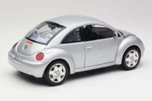 Volkswagen New Beetle Reflex Argent Métallisé Bburago 1:18 3322 Métal Moulé — image 3 sur 8