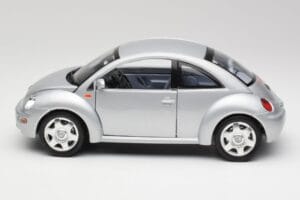 Volkswagen New Beetle Reflex Argent Métallisé Bburago 1:18 3322 Métal Moulé — image 4 sur 8