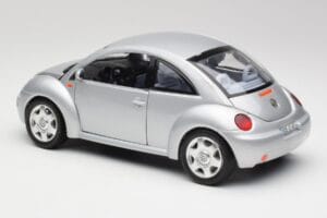Volkswagen New Beetle Reflex Argent Métallisé Bburago 1:18 3322 Métal Moulé — image 7 sur 8