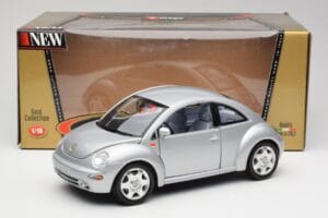 Volkswagen New Beetle Reflex Argent Métallisé Bburago 1:18 3322 Métal Moulé — image 8 sur 8