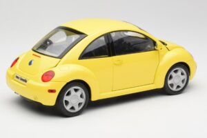 Volkswagen New Beetle Jaune Maisto 1:18 37800-M4 Métal Moulé — image 3 sur 8