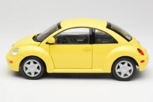 Volkswagen New Beetle Jaune Maisto 1:18 37800-M4 Métal Moulé — image 4 sur 8