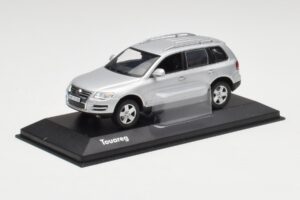 Volkswagen Touareg Reflex Argent Minichamps 1:43 68625 Métal Moulé — image 2 sur 4