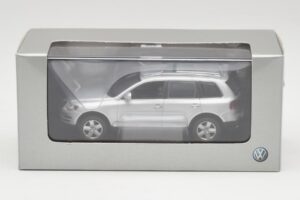 Volkswagen Touareg Reflex Argent Minichamps 1:43 68625 Métal Moulé — image 4 sur 4