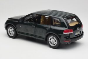 Volkswagen Touareg V10 TDI Canyon Green Bburago 1:18 34911-V1 Métal Moulé — image 7 sur 8