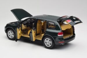Volkswagen Touareg V10 TDI Reed Green Metallic Bburago 1:18 34911 Métal Moulé — image 5 sur 8