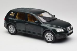Volkswagen Touareg V10 TDI Reed Green Metallic Bburago 1:18 34911 Métal Moulé — image 6 sur 8
