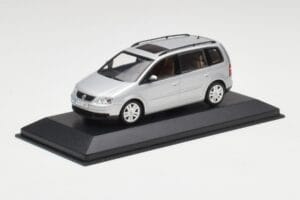 Volkswagen Touran Reflex Argent Minichamps 1:43 TOURAN001 Métal Moulé — image 2 sur 4