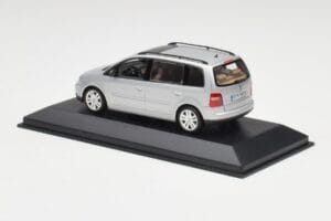 Volkswagen Touran Reflex Argent Minichamps 1:43 TOURAN001 Métal Moulé — image 3 sur 4