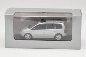Volkswagen Touran Reflex Argent Minichamps 1:43 TOURAN001 Métal Moulé — image 4 sur 4