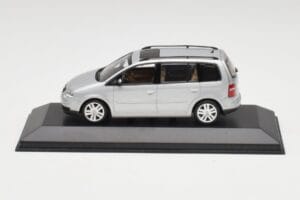 Volkswagen Touran Reflex Argent Minichamps 1:43 TOURAN001 Métal Moulé