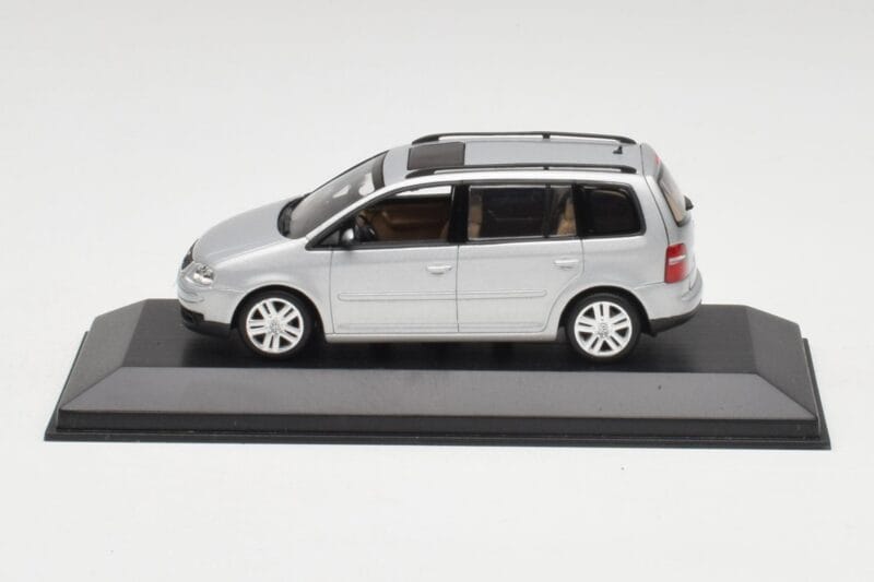 Volkswagen Touran Reflex Argent Minichamps 1:43 TOURAN001 Métal Moulé