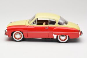 Wartburg 311 Coupé Rouge & Beige Revell 1:18 8418 Métal Moulé — image 4 sur 8