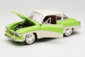 Wartburg 313 Vert Pastel sur Beige Revell 1:18 9018 Métal Moulé — image 2 sur 8