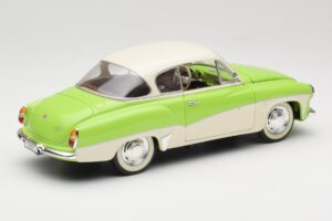 Wartburg 313 Vert Pastel sur Beige Revell 1:18 9018 Métal Moulé — image 3 sur 8