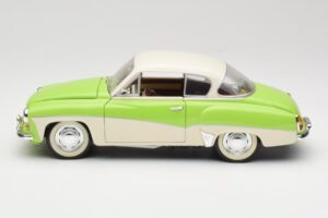 Wartburg 313 Vert Pastel sur Beige Revell 1:18 9018 Métal Moulé — image 4 sur 8