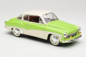 Wartburg 313 Vert Pastel sur Beige Revell 1:18 9018 Métal Moulé — image 6 sur 8
