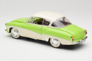 Wartburg 313 Vert Pastel sur Beige Revell 1:18 9018 Métal Moulé — image 7 sur 8