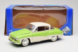 Wartburg 313 Vert Pastel sur Beige Revell 1:18 9018 Métal Moulé — image 8 sur 8