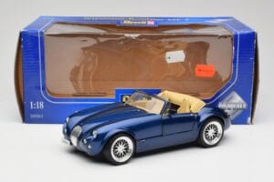 Wiesmann Roadster MF3 Bleu Revell 1:18 08861 Métal Moulé — image 8 sur 8