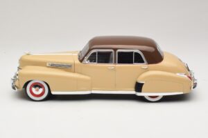 Cadillac Fleetwood Series 60 Special Beige MCG 1:18 MCG18656 Métal Moulé — image 3 sur 6