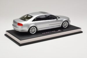 Audi A8 D3 W12 Ice Silver Metallic MotorHelix 1:18 MH030ISM Résine — image 3 sur 7