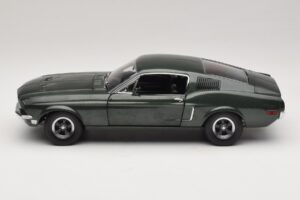 Ford Mustang GT Bullitt avec Figurine Steve McQueen Greenlight 1:18 12885 Métal Moulé — image 4 sur 8