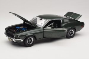 Ford Mustang GT Bullitt avec Figurine Steve McQueen Greenlight 1:18 12885 Métal Moulé — image 2 sur 8