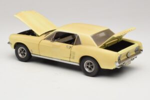 Ford Mustang Coupe Jaune The Walking Dead Greenlight 1:18 12958 Métal Moulé — image 5 sur 8