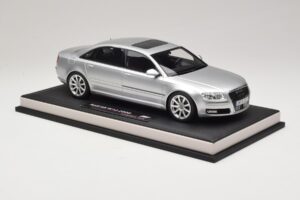 Audi A8 D3 W12 Ice Silver Metallic MotorHelix 1:18 MH030ISM Résine — image 4 sur 7