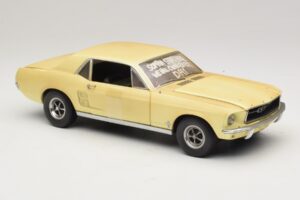 Ford Mustang Coupe Jaune The Walking Dead Greenlight 1:18 12958 Métal Moulé — image 6 sur 8