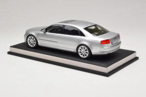 Audi A8 D3 W12 Ice Silver Metallic MotorHelix 1:18 MH030ISM Résine — image 5 sur 7