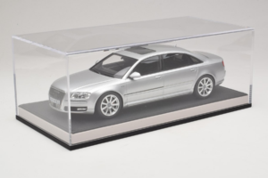 Audi A8 D3 W12 Ice Silver Metallic MotorHelix 1:18 MH030ISM Résine — image 6 sur 7
