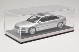 Audi A8 D3 W12 Ice Silver Metallic MotorHelix 1:18 MH030ISM Résine — image 6 sur 7