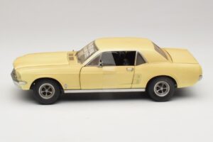 Ford Mustang Coupe Jaune The Walking Dead Greenlight 1:18 12958 Métal Moulé — image 4 sur 8