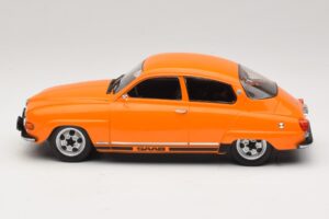 Saab 96 V4 Orange MCG 1:18 MCG18654 Métal Moulé — image 3 sur 6