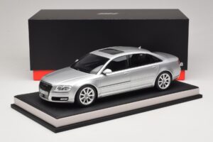 Audi A8 D3 W12 Ice Silver Metallic MotorHelix 1:18 MH030ISM Résine — image 7 sur 7
