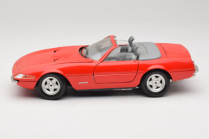 Ferrari 365 GTS/4 Spider Rouge Techno Giodi 1:18 40028-P1 Métal Moulé — image 4 sur 8