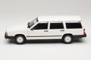 Volvo 740 GL Break Blanc Minichamps 1:18 155171772 Métal Moulé — image 3 sur 6