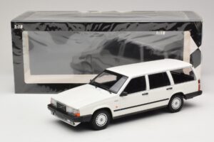 Volvo 740 GL Break Blanc Minichamps 1:18 155171772 Métal Moulé — image 6 sur 6