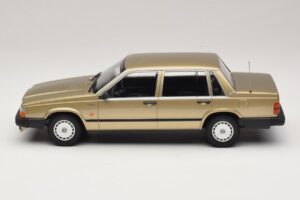 Volvo 740 GL Or Minichamps 1:18 155171700 Métal Moulé — image 3 sur 6