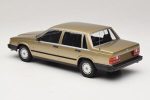 Volvo 740 GL Or Minichamps 1:18 155171700 Métal Moulé — image 5 sur 6