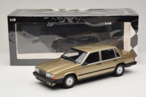 Volvo 740 GL Or Minichamps 1:18 155171700 Métal Moulé — image 6 sur 6