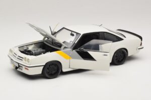 Opel Manta B GT/E Blanc Jantes Personnalisées Noires Revell 1:18 08422 Métal Moulé — image 2 sur 8