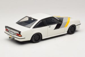 Opel Manta B GT/E Blanc Jantes Personnalisées Noires Revell 1:18 08422 Métal Moulé — image 3 sur 8